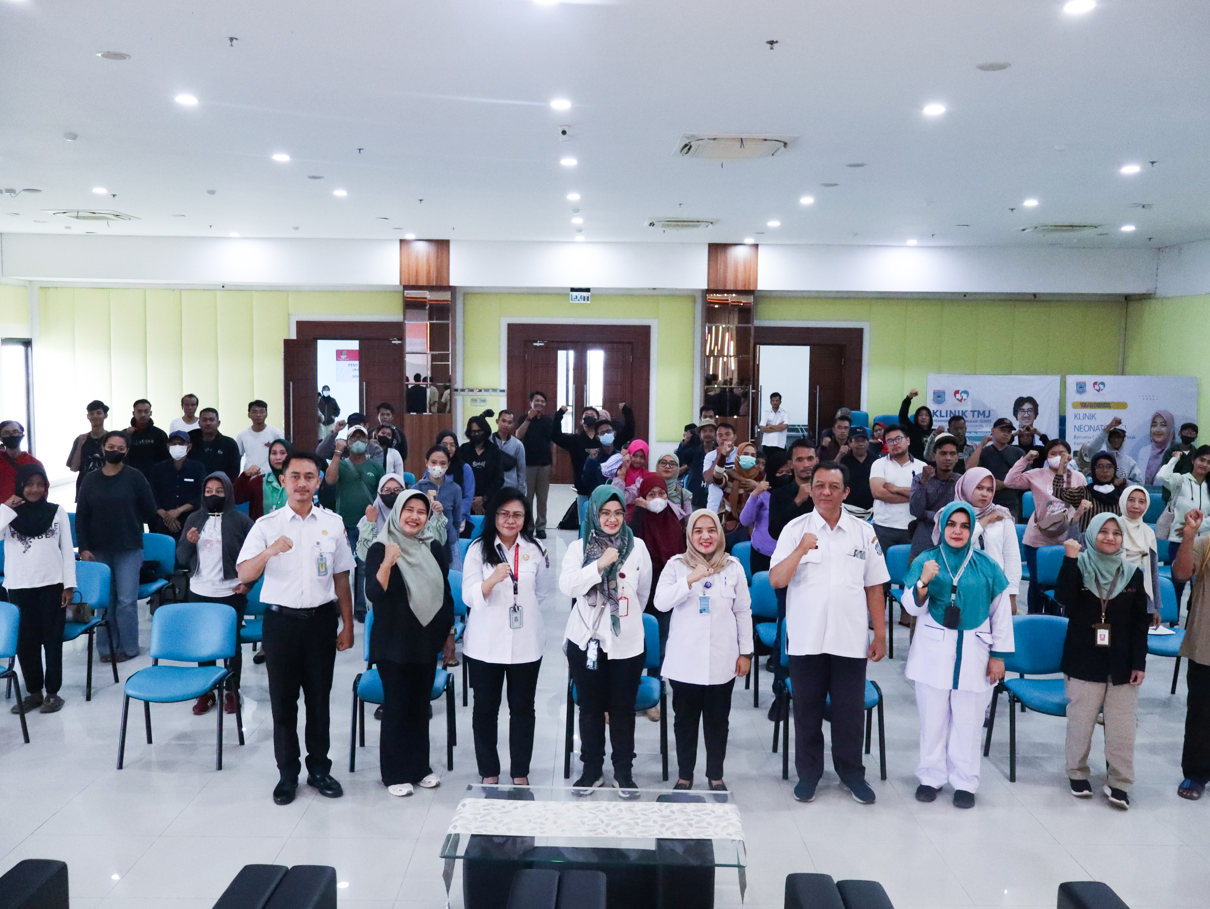 Penyerahan Bantuan ATENSI (Asistensi Rehabilitasi Sosial)