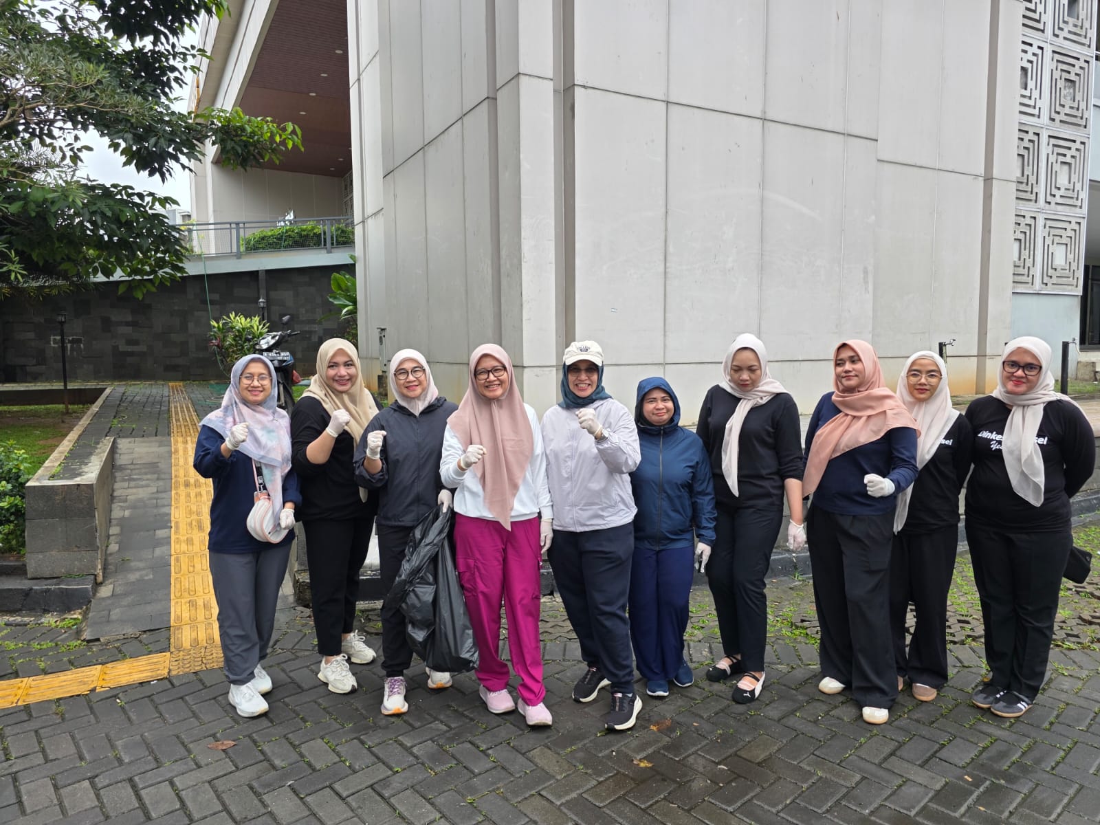 DINKES TANGSEL IKUT SERTA MELAKSANAKAN JUMAT BERSIH BERSAMA PEMERINTAH KOTA TANGERANG SELATAN